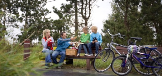 Una familia descansando de su viaje en bici con niños por Flandes