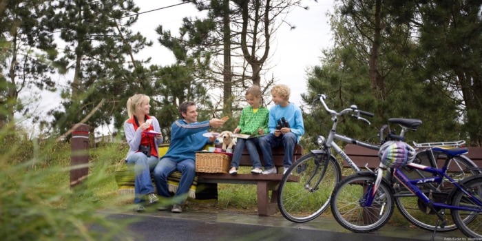 Una familia descansando de su viaje en bici con niños por Flandes