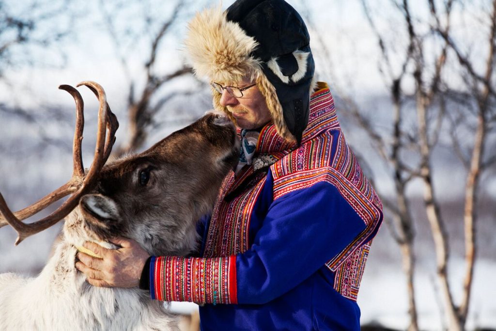 un hombre sami abrazado a su reno