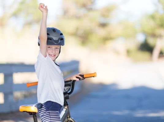 Niño contento en bici