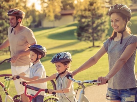 Familia con niños en bici