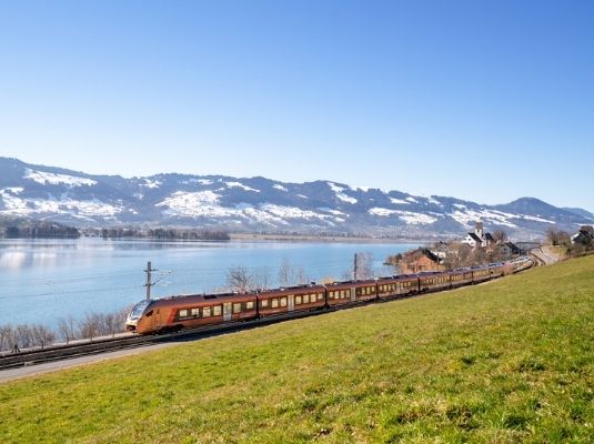 El Voralpen Express pasando por el lago Zurich