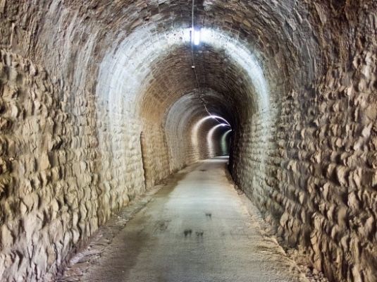 Túnel en la Vía verde de los Ojos Negros, a su paso por Barracas