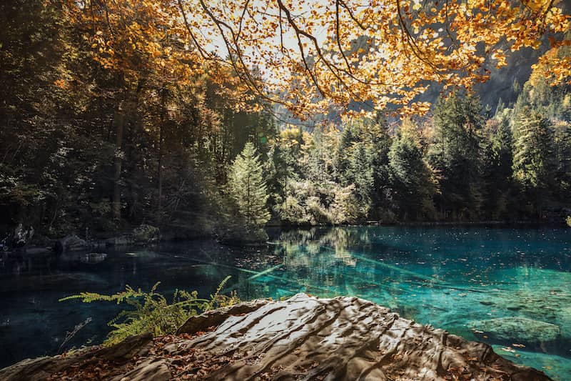 El lago Blausee cerca de Interlaken