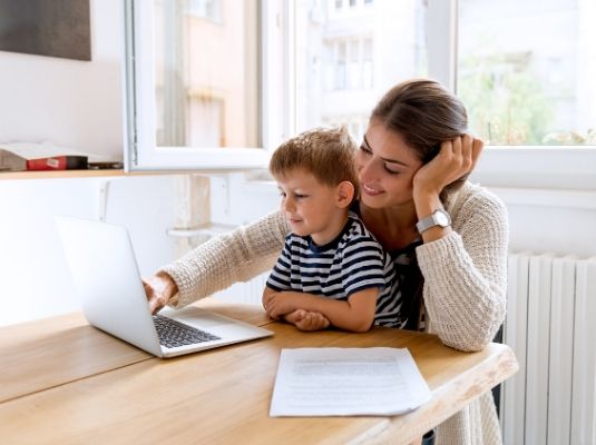 Madre y niño comprando online