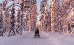 moto en laponia con nieve