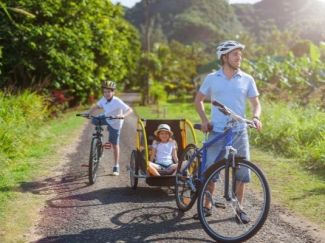 Familia en bici con niños