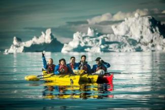 PGI-Greenland-kayakers-on-a-coffee-break-among-icebergs-in-the-Disko-Bay-in-Greenland