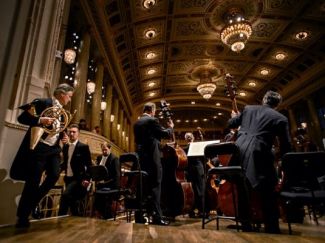 Llegando los músicos al concierto de Año Nuevo en Viena