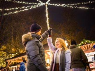 Pareja en Ginebra en Navidad