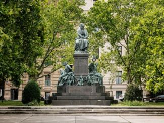 Estatua de Beethoven en el parque de Beethoven de Viena