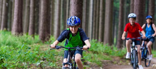 Niño montando en bici por Brujas