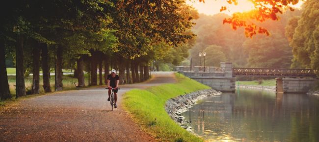 Ruta en bici por un canal de Suecia