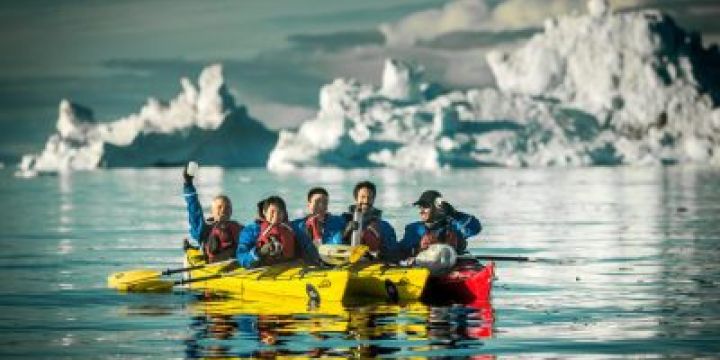 PGI-Greenland-kayakers-on-a-coffee-break-among-icebergs-in-the-Disko-Bay-in-Greenland