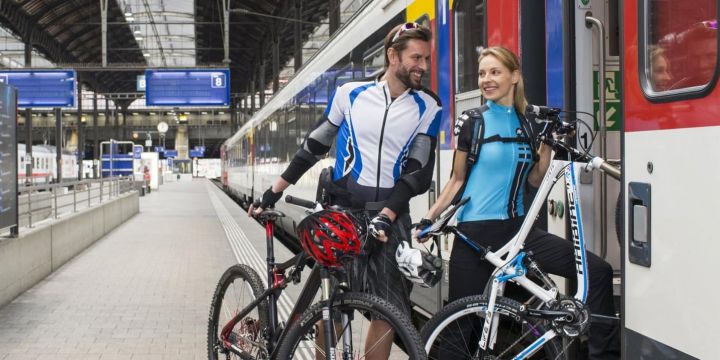 Ciclistas subiendo al tren