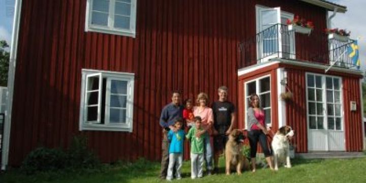 La-familia-al-completo-en-la-granja-de-Erik