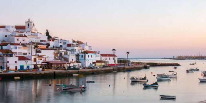 Pueblo de Ferragudo en la ruta en bici por el Algarve